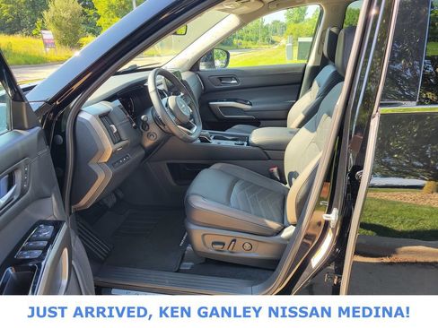 Certified 2025 Nissan Pathfinder Platinum AWD/4WD image 13