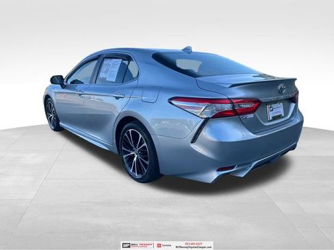 Used 2020 Toyota Camry SE image 3