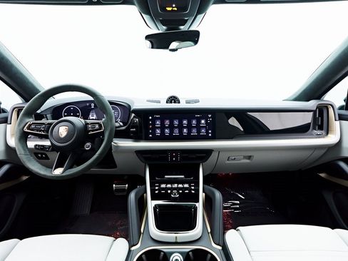 Used 2025 Porsche Cayenne GTS image 59