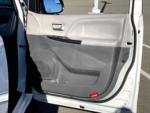 Used 2015 Toyota Sienna LE image 22