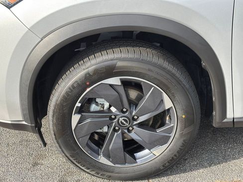 Used 2025 Nissan Rogue SV image 32