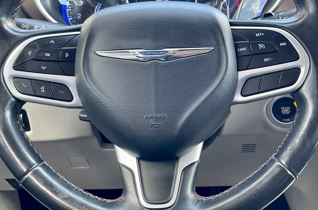 Used 2018 Chrysler Pacifica Touring-L FWD image 17