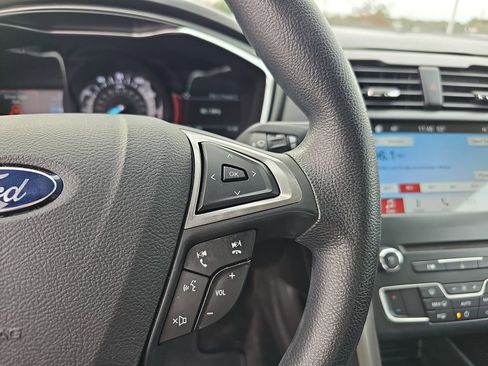 Used 2017 Ford Fusion SE w/ Fusion SE Technology Package image 21