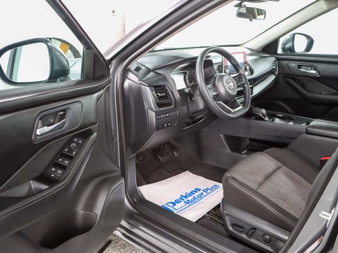 Used 2024 Nissan Rogue SV image 3