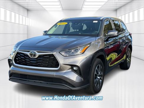 Used 2023 Toyota Highlander XLE image 3