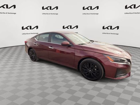 Used 2025 Nissan Altima 2.5 SV w/ SV Special Edition Package AWD/4WD image 3