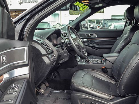Used 2017 Ford Explorer Limited w/ Equipment Group 301A AWD/4WD image 2