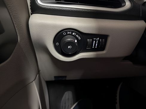 Used 2024 Chrysler Pacifica Limited FWD image 26