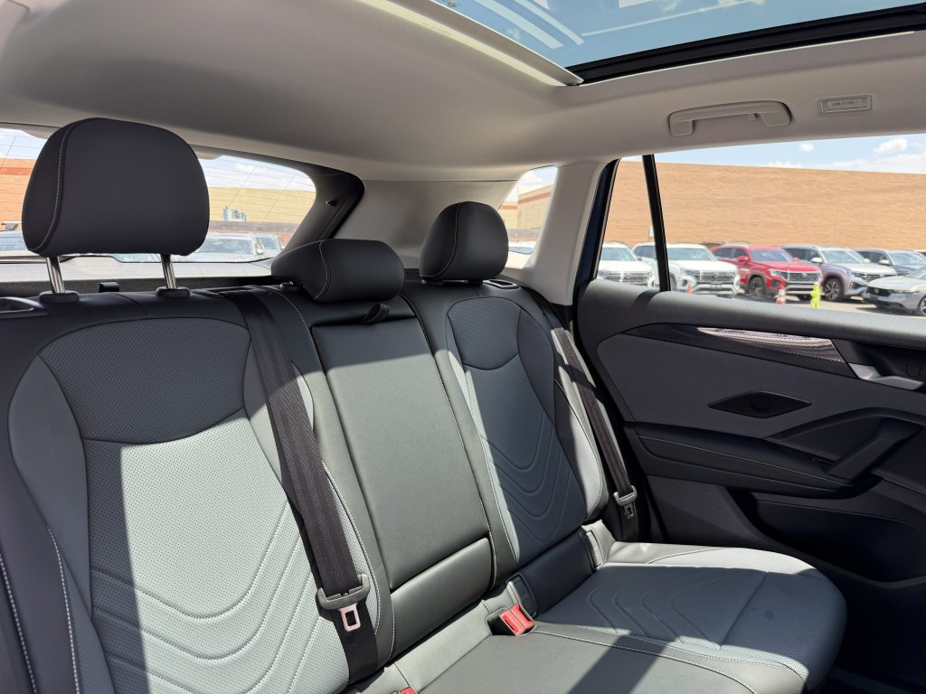 Used 2025 Volkswagen Tiguan SE AWD/4WD image 37