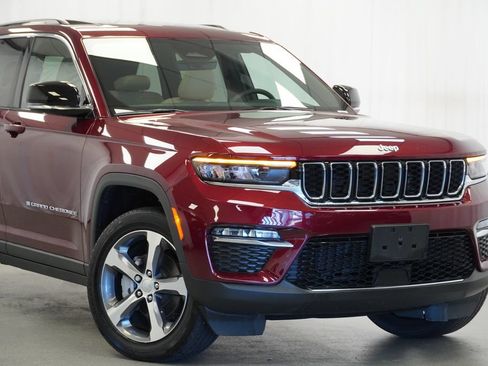 Certified 2025 Jeep Grand Cherokee Limited AWD/4WD image 3