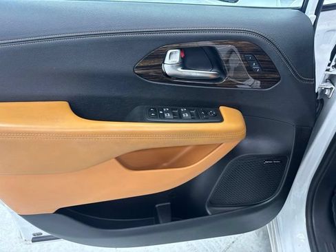 Used 2022 Chrysler Pacifica Pinnacle AWD/4WD image 21