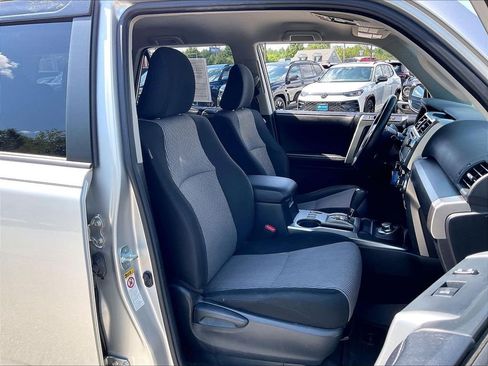 Used 2017 Toyota 4Runner SR5 AWD/4WD image 10