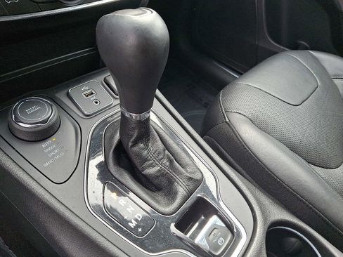 Used 2019 Jeep Cherokee Limited image 15