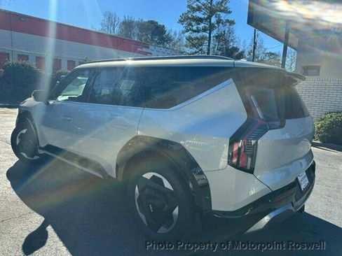 Used 2024 Kia EV9 Land w/ Towing Package image 4