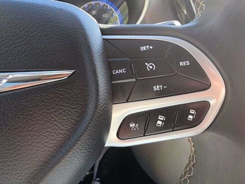 Used 2023 Chrysler Pacifica Touring-L FWD image 32
