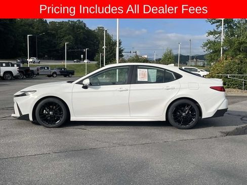 Used 2025 Toyota Camry SE FWD image 2