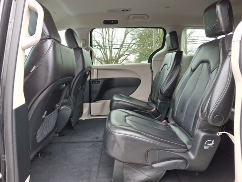 Used 2023 Chrysler Pacifica Touring-L FWD image 10