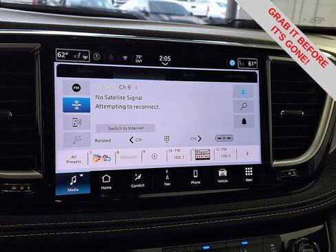 Used 2025 Chrysler Pacifica Limited image 21
