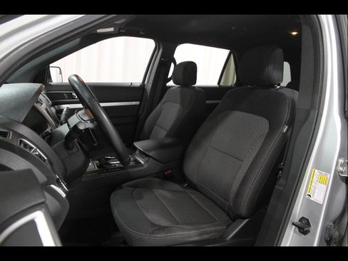 Used 2017 Ford Explorer XLT w/ Equipment Group 201A AWD/4WD image 6