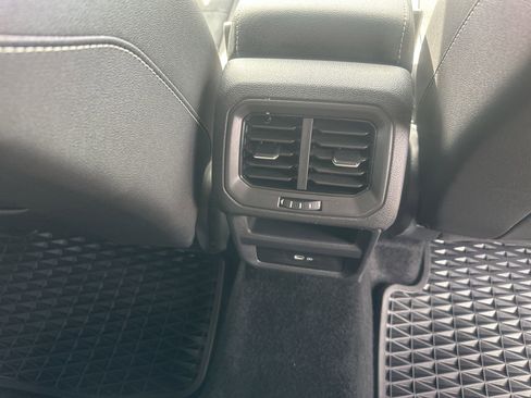 Used 2024 Volkswagen Taos SE AWD/4WD image 16