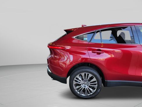 Used 2023 Toyota Venza XLE image 29