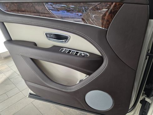 Used 2023 Bentley Bentayga image 23