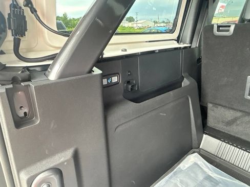 Used 2025 Ford Bronco Badlands AWD/4WD image 17