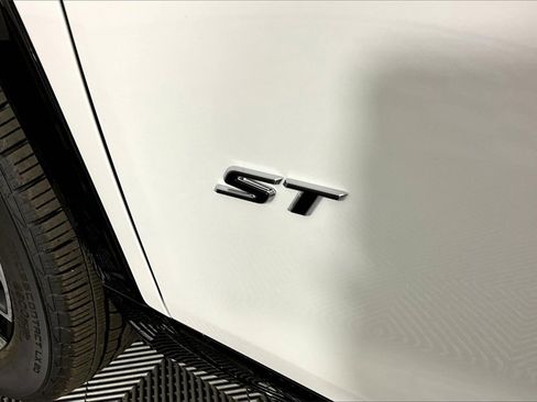 New 2026 Buick Enclave Sport Touring w/ Super Cruise Package image 9