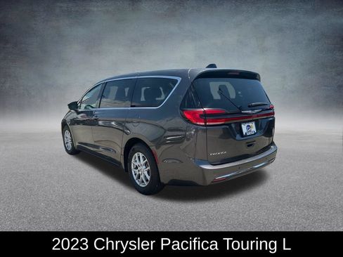 Used 2023 Chrysler Pacifica Touring-L FWD image 3