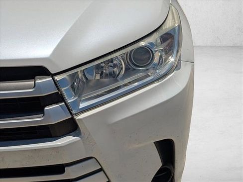 Used 2018 Toyota Highlander LE FWD image 9