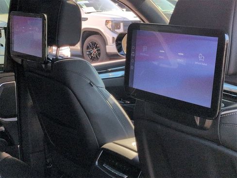 Certified 2025 Cadillac Escalade Premium Luxury image 33