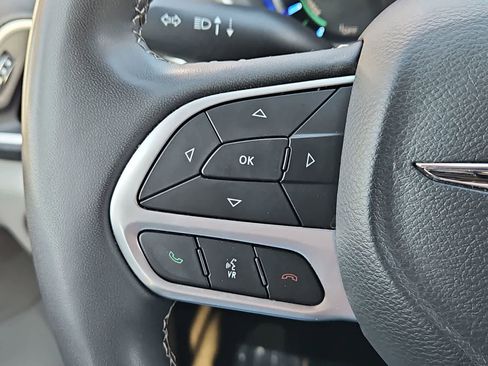 Used 2023 Chrysler Pacifica Touring-L image 26