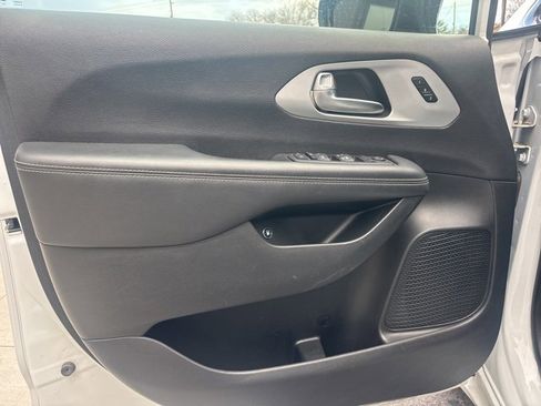 Used 2024 Chrysler Pacifica Select image 22