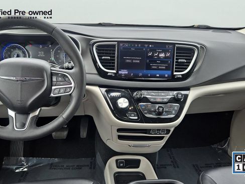 Certified 2024 Chrysler Pacifica Touring-L FWD image 9