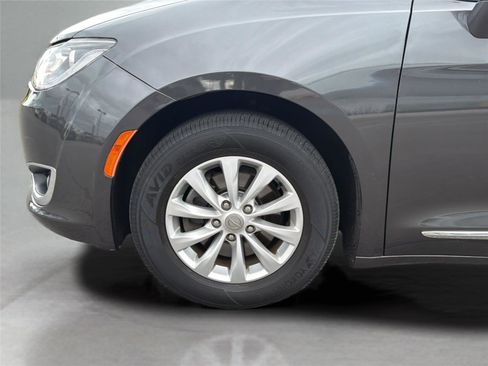 Used 2019 Chrysler Pacifica Touring-L FWD image 41
