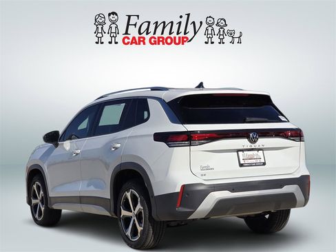 New 2025 Volkswagen Tiguan SE image 3