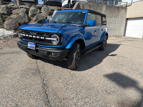 Used 2024 Ford Bronco Outer Banks AWD/4WD image 2