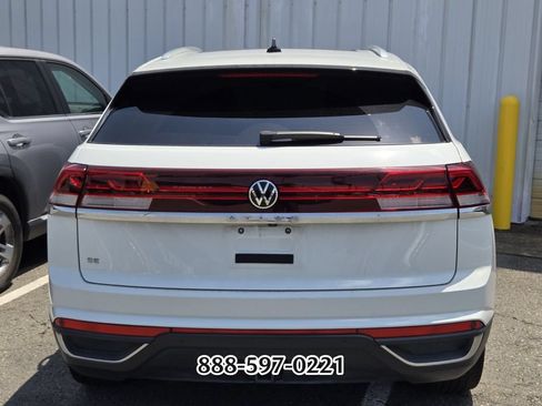 Used 2024 Volkswagen Atlas Cross Sport SE w/ Panoramic Sunroof Package FWD image 3