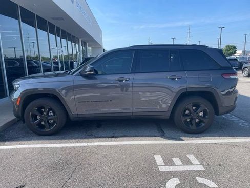 Used 2023 Jeep Grand Cherokee Altitude AWD/4WD image 4