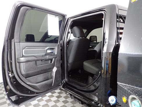 Used 2025 RAM 5500 4x4 Crew Cab image 32