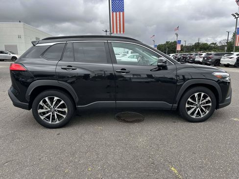 Used 2024 Toyota Corolla Cross XLE w/ Convenience Package AWD/4WD image 4