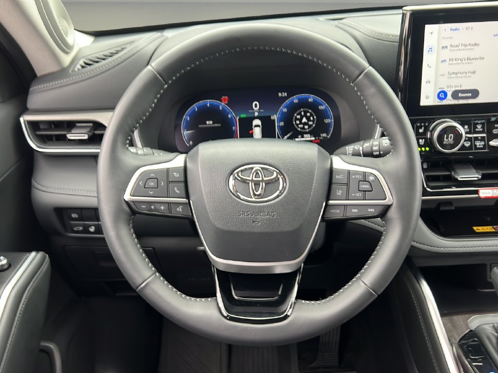 Used 2025 Toyota Highlander Limited FWD image 14