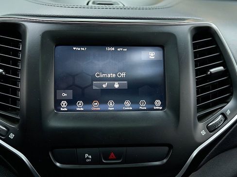 Used 2019 Jeep Cherokee Latitude Plus AWD/4WD image 29
