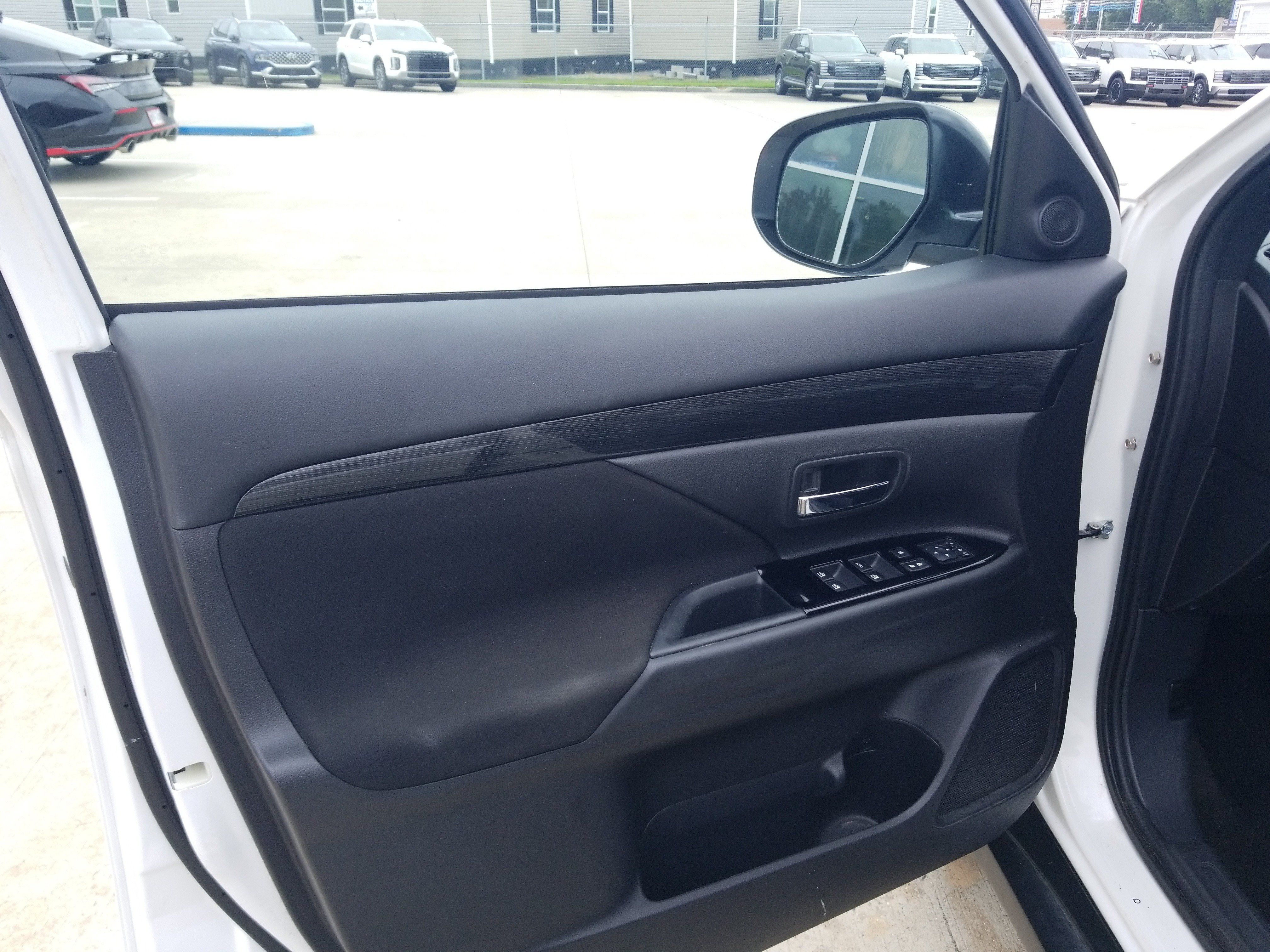Used 2018 Mitsubishi Outlander LE FWD image 9