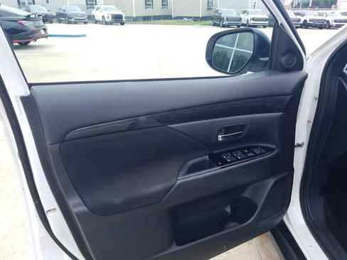 Used 2018 Mitsubishi Outlander LE FWD image 9