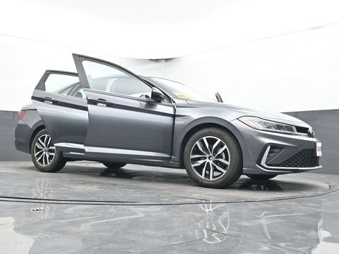 Used 2025 Volkswagen Jetta SE image 61