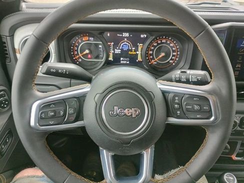 Used 2025 Jeep Wrangler Unlimited Sahara AWD/4WD image 27