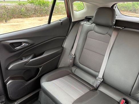 Used 2025 Chevrolet Trax LT FWD image 39