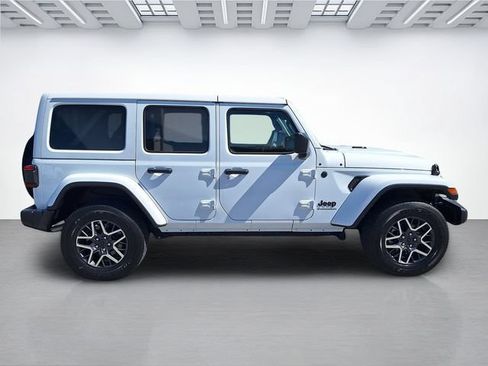 Used 2025 Jeep Wrangler Unlimited Sahara AWD/4WD image 3