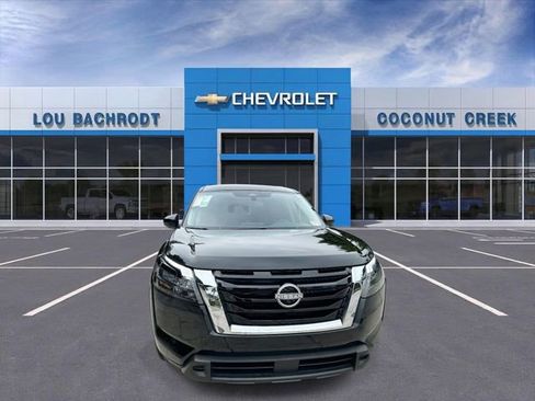 Used 2025 Nissan Pathfinder SV image 3